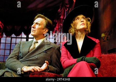 Alan Rickman (Elyot Chase), Lindsay Duncan (Amanda Prynne) im PRIVATLEBEN von Noel Coward am Albery Theatre, London WC2 04/10/2001 Bühnenbild: Tim Hatley Kostüme: Jenny Beavan Lighting: Peter Mumford Regisseur: Howard Davies Stockfoto