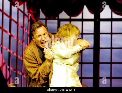 Alan Rickman (Elyot Chase), Lindsay Duncan (Amanda Prynne) im PRIVATLEBEN von Noel Coward am Albery Theatre, London WC2 04/10/2001 Bühnenbild: Tim Hatley Kostüme: Jenny Beavan Lighting: Peter Mumford Regisseur: Howard Davies Stockfoto