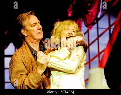 Alan Rickman (Elyot Chase), Lindsay Duncan (Amanda Prynne) im PRIVATLEBEN von Noel Coward am Albery Theatre, London WC2 04/10/2001 Bühnenbild: Tim Hatley Kostüme: Jenny Beavan Lighting: Peter Mumford Regisseur: Howard Davies Stockfoto