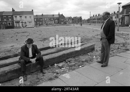 Toxteth, Liverpool 1981. Arbeitslose Männer vertreiben die Tageszeit, schlechte Wohnungen; Armut und Benachteiligung waren ein häufiges Merkmal von Liverpool 8. Lancashire England 1980er Jahre UK HOMER SYKES. Stockfoto