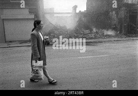 Toxteth Riots 1981 UK.am Morgen nach der Nacht der Unruhen kommen Einheimische auf die Straße, um die Schäden zu untersuchen, die durch die Unruhen, Burnout und zerstörte Gebäude verursacht wurden. Toxteth, Liverpool 8, England um den 1980. Juli HOMER SYKES Stockfoto