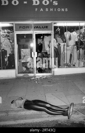 Toxteth stößt in den 1980er Jahren auf Großbritannien auf. Ein geplünderter Laden, Do Do's Fashions Store, eine Schaufensterpuppe liegt auf dem Bürgersteig. Toxteth, Liverpool, 8. Juli 1981, England. HOMER SYKES Stockfoto