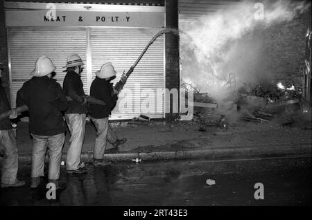 Toxteth stößt 1981 GB auf. Gebäude werden von Randalierern in Brand gesetzt, lokale Feuerwehrleute versuchen, die Flamme zu löschen. Toxteth, Liverpool 8, England Juli 198), England HOMER SYKES Stockfoto