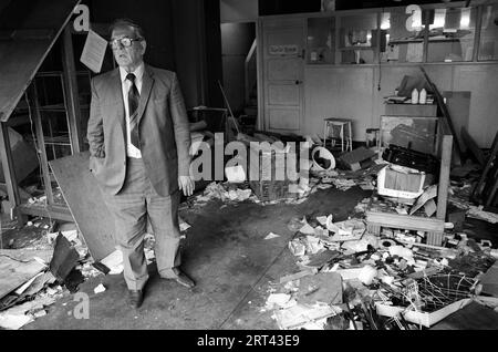 Toxteth Riot, Großbritannien 1981 am Morgen nach den Unruhen steht ein Ladenbesitzer in seinem Laden, der durch die Unruhen zerstört wurde. Liverpool 8 Lancashire HOMER SYKES im Juli 1980 Stockfoto