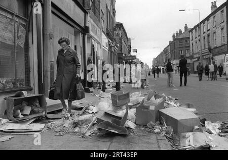 Toxteth Riot, Großbritannien 1980er Am Morgen nach einer Nacht voller Unruhen. Shops wurden geplündert und der Inhalt draußen verteilt.Liverpool 8 Lancashire Juli 1981 HOMER SYKES Stockfoto