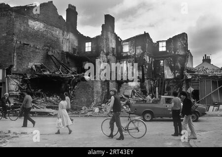 Toxteth Riots 1981 UK.am Morgen nach der Nacht der Unruhen kommen Einheimische auf die Straße, um die Schäden zu untersuchen, die durch die Unruhen, Burnout und zerstörte Gebäude verursacht wurden. Toxteth, Liverpool 8, England um den 1980. Juli HOMER SYKES Stockfoto