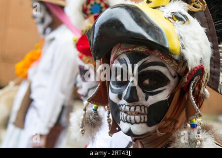 Cuetzalan, Puebla, México; noviembre 01 2021: Mann in Kostümen, um den Tag der Toten zu feiern. Stockfoto