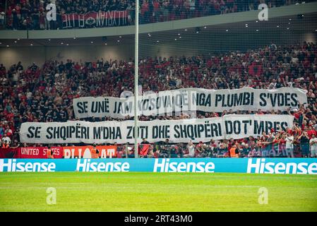 Tirana, Albanien. September 2023. Albanische Fans während des Qualifikationsrunden-E-Spiels der UEFA-Europameisterschaft 2024 zwischen Albanien und Polen im Air Albania Stadium in Tirana, Albanien am 10. September 2023 (Foto: Andrew SURMA/Credit: SIPA USA/Alamy Live News) Stockfoto