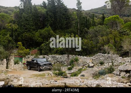 Dodge RAM Limited Truck an felsiger Küste. Insel Korcula in Kroatien. Stockfoto