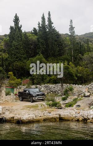 Dodge RAM Limited Truck an felsiger Küste. Insel Korcula in Kroatien. Stockfoto