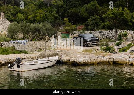 Dodge RAM Limited Truck an felsiger Küste. Insel Korcula in Kroatien. Stockfoto