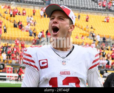 Pittsburgh, Usa. September 2023. Der San Francisco 49ers Quarterback Brock Purdy (13) läuft nach dem Sieg 30-7 gegen die Pittsburgh Steelers im Acrisure Stadium am Sonntag, den 10. September 2023 in Pittsburgh vom Feld. Foto von Archie Carpenter/UPI Credit: UPI/Alamy Live News Stockfoto