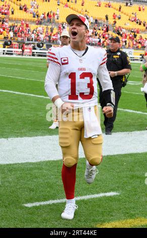 Pittsburgh, Usa. September 2023. Der San Francisco 49ers Quarterback Brock Purdy (13) läuft nach dem Sieg 30-7 gegen die Pittsburgh Steelers im Acrisure Stadium am Sonntag, den 10. September 2023 in Pittsburgh vom Feld. Foto von Archie Carpenter/UPI Credit: UPI/Alamy Live News Stockfoto