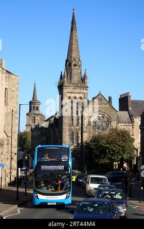 Blick auf die Hauptstraße A6 in Lancaster von der Great John St in Richtung Stonewell, Rosemary Lane und alte Centenary Church mit Turm, September 2023. Stockfoto