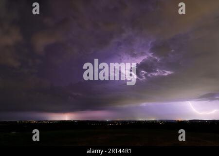 Blitze über Swillington, Garforth, Kippax, Allerton Bywater, Castleford und Ferrybridge bei Leeds, West Yorkshire, Großbritannien Stockfoto