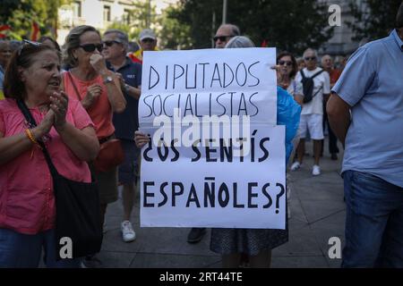 Madrid, Spanien. September 2023. Ein Demonstrator hält während der Kundgebung ein Plakat. Anhänger der spanischen Rechten haben sich vor den Türen des Madrider Rathauses versammelt, um gegen die Regierung des amtierenden Premierministers Pedro Sánchez und die mögliche Amnestie zugunsten des katalanischen politischen Führers Carles Puigdemont zu protestieren, der vor der Justiz flüchtet. Quelle: SOPA Images Limited/Alamy Live News Stockfoto