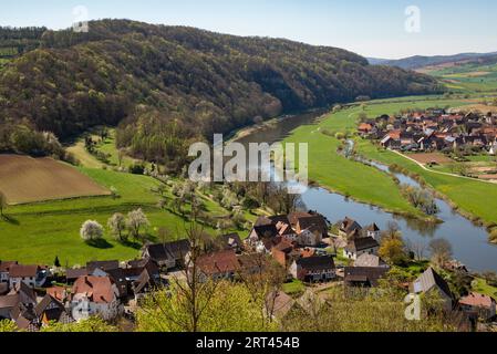 Erhöhter Blick auf die malerischen Dörfer Rühle und Pegestorf an der Weser, Rühler Schweiz, Weserbergland, Deutschland Stockfoto