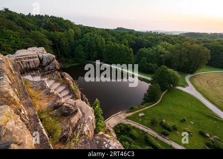 Erhöhter Blick von der Spitze der Externsteine-Felsformation über den nahegelegenen Teich und die umliegende Waldlandschaft, Teutoburger Wald, Deutschland Stockfoto