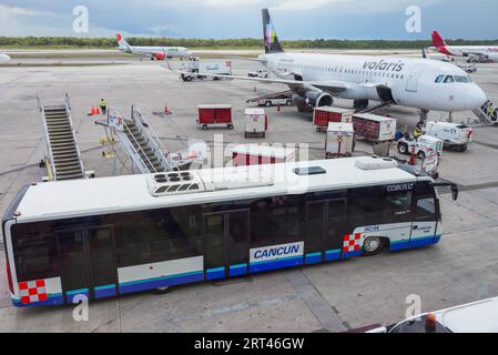 queretaro, Queretaro, 20 08 23, Cancun Airline Passagierbus parkt vor einem Flugzeug Stockfoto