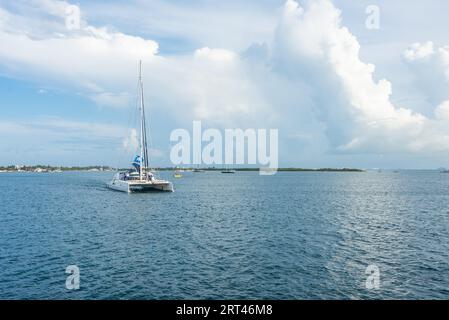 isla mujeres, quintana roo, 20 08 23, Segelboot mit Segel für einen Tag mit ruhigem Meer in der Nähe des Hafens Stockfoto