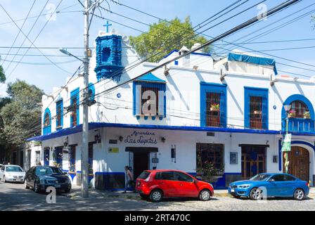 Mexiko-Stadt, CDMX, Mexiko, Eine weiß-blaue Architektur im Kolonialstil im Coyoacan-Viertel von Mexiko-Stadt. Stockfoto