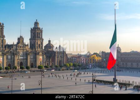 Mexiko-Stadt, CDMX, Mexiko, eine Luftlandschaft mit Catedral Metropolitana de México DF AR und Palacio Nacional in einem Zocalo. Stockfoto