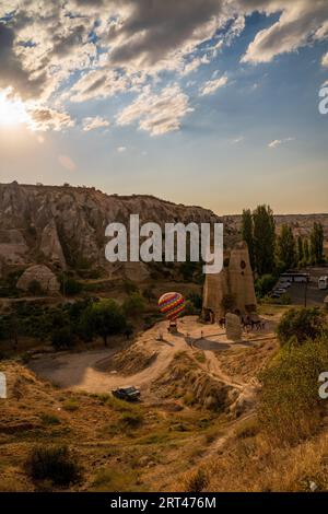 Kappadokien, Türkei - 11. September 2021: Vertikales Foto neben einem Luftballon neben einer Höhle, die sich vor dramatischem Licht und Sonnenuntergang bildet Stockfoto