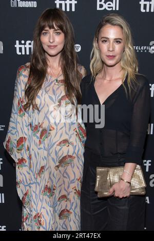 10. September 2023, Toronto, Ontario, Kanada: Dakota Johnson (L) und Christy Hall (R) nehmen an der Premiere von Daddio auf der TIFF Bell Lightbox am 10. September 2023 in Toronto, Kanada, Teil (Credit Image: © Angel Marchini/ZUMA Press Wire) NUR REDAKTIONELLE VERWENDUNG! Nicht für kommerzielle ZWECKE! Stockfoto