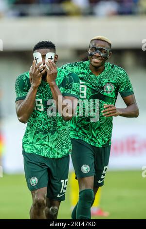 Akwa Ibom, Nigeria. 10. September 2023. Nigeria gegen Sao Tomé, Qualifikation für den CAF African Cup of Nations. Taiwo Awoniyi feiert sein Tor mit Victor Osimhen. Victor Modo: Victor Modo/Alamy Live News Stockfoto