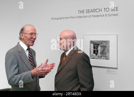 Geschäftsmann, Fotograf und Kunstförderer Fred Scheel (links) mit dem Fotografen Mark Strand bei der Eröffnung seiner Fotoausstellung im Minneap Stockfoto