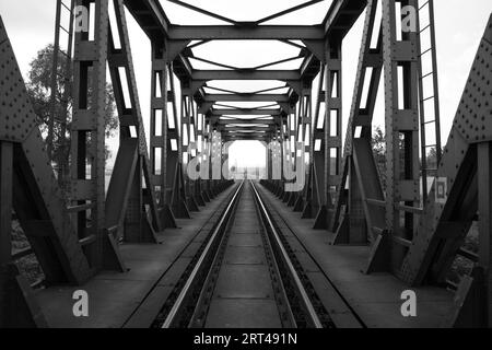 Eine Eisenbahnbrücke in Komárany, Slowakei. Stockfoto