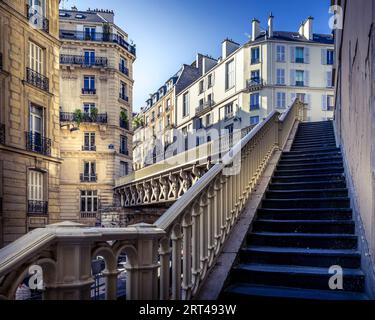 Paris, Frankreich - 28. Mai 2023: Haussmann-Gebäude im Pariser Stadtteil Saint Lazare Stockfoto