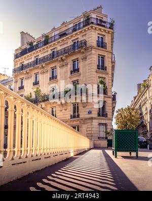 Paris, Frankreich - 28. Mai 2023: Haussmann-Gebäude im Pariser Stadtteil Saint Lazare Stockfoto