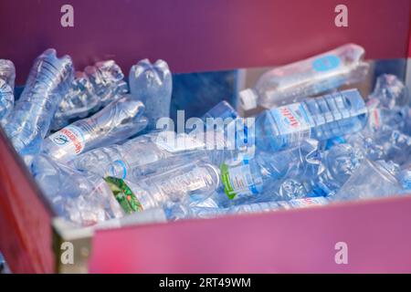 Stapel von Kunststoffflaschen zum Recycling im Recyclingzentrum Moskau, Russland, 05. September 2023 Stockfoto