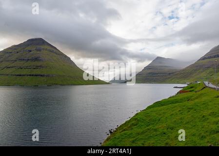 Blick auf die Insel Kunoy von Klaksvik, Färöer Stockfoto