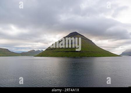 Blick auf die Insel Kunoy von Klaksvik, Färöer Stockfoto