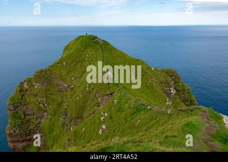 Steiler Pfad zum nördlichsten Punkt der Insel Kalsoy in der Nähe des Leuchtturms Kallur, Färöer Stockfoto