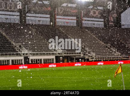 Ein Fußballfeld im Regen vor einem Spiel Stockfoto