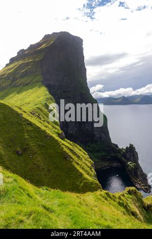 Steile Klippen des Mount Borgarin hinter dem Leuchtturm von Kallur auf Kalsoy Island, Färöer Stockfoto