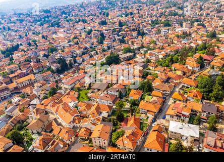 Fliegen Sie über Wohndistriktstraßen voller oranger Dachhäuser, Luftblick, Sarajevo, Bosnien und Herzegowina Stockfoto