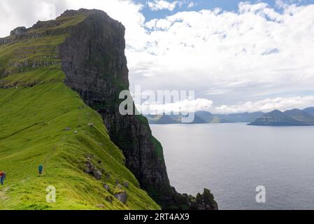 Steile Klippen des Mount Borgarin hinter dem Leuchtturm von Kallur auf Kalsoy Island, Färöer Stockfoto