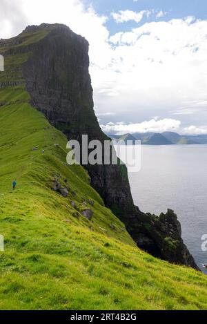 Steile Klippen des Mount Borgarin hinter dem Leuchtturm von Kallur auf Kalsoy Island, Färöer Stockfoto