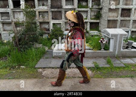 Santiago, Metropolitana, Chile. September 2023. Ein Mann, der eine Maske trägt, spaziert durch den Generalfriedhof während eines marsches anlässlich des 50. Jahrestages des Militärputsches unter der Führung von Augusto Pinochet, der Präsident Salvador Allende in Santiago, Chile, gestürzt hat. (Bild: © Matias Basualdo/ZUMA Press Wire) NUR REDAKTIONELLE VERWENDUNG! Nicht für kommerzielle ZWECKE! Stockfoto