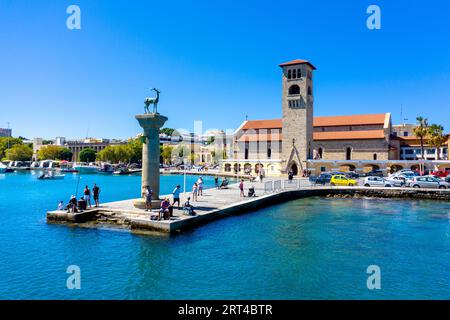 Antike Architektur der Altstadt, berühmter Ritterpalast, Hafen von Mandraki mit Festung St. Nicholas und Windmühlen, Rhodos, Griechenland. Stockfoto