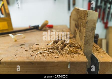 Späne nach dem Hobeln eines Holzbretts in einen Schraubstock der Werkbank. Hochwertige Fotos Stockfoto