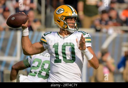 Chicago, Usa. September 2023. Green Bay Packers Quarterback Jordan Love (10) geht den Ball beim Saisonauftakt auf dem Soldier Field in Chicago am Sonntag, den 10. September 2023, gegen die Chicago Bears. Foto von Mark Black/UPI Credit: UPI/Alamy Live News Stockfoto