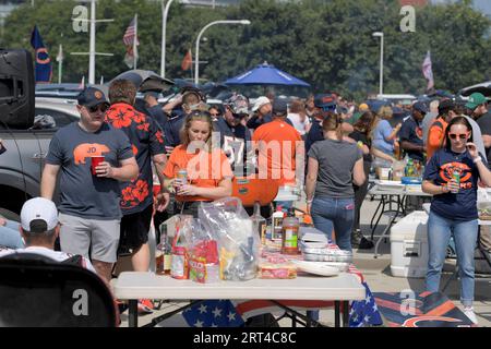 Chicago, Usa. September 2023. Chicago Bears Fans Heckklappe vor Soldier Field vor dem Saisonauftakt gegen die Green Bay Packers in Chicago am Sonntag, den 10. September 2023. Foto von Mark Black/UPI Credit: UPI/Alamy Live News Stockfoto