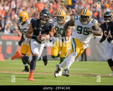 Chicago, Usa. September 2023. Chicago Bears Quarterback Justin Fields (1) spielt den Ball gegen die Green Bay Packers während des Saisonauftakt auf dem Soldier Field in Chicago am Sonntag, den 10. September 2023. Foto von Mark Black/UPI Credit: UPI/Alamy Live News Stockfoto