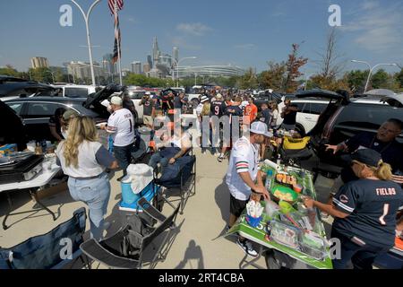 Chicago, Usa. September 2023. Chicago Bears Fans Heckklappe vor Soldier Field vor dem Saisonauftakt gegen die Green Bay Packers in Chicago am Sonntag, den 10. September 2023. Foto von Mark Black/UPI Credit: UPI/Alamy Live News Stockfoto