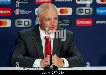 Bordeaux, Frankreich. September 2023. BORDEAUX, FRANKREICH - 10. SEPTEMBER: Cheftrainer Warren Gatland aus Wales während der Pressekonferenz während des Spiels zwischen Wales und Fidschi bei der Rugby-Weltmeisterschaft 2023 am 10. September 2023 in Bordeaux, Frankreich. (Foto: Hans van der Valk/Orange Pictures) Credit: Orange Pics BV/Alamy Live News Stockfoto